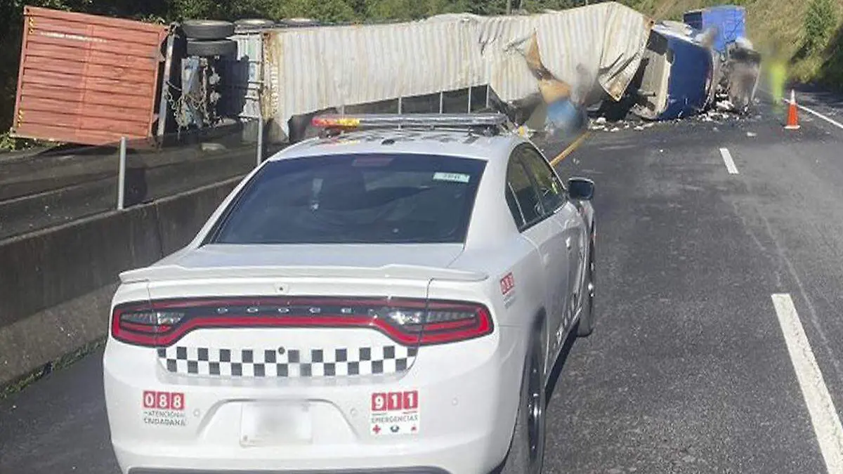 Volcadura de tráiler en carretera de Veracruz